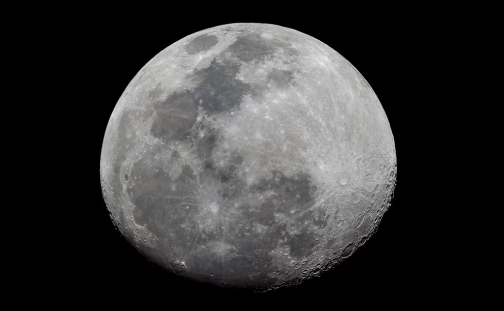 Indications sur l'origine de l'atmosphÃ¨re lunaire Ã  partir d'observations d'une Ã©clipse totale de lune